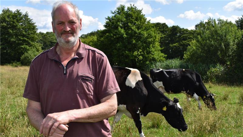 Vom Viehbauern zum Vegetarier: Landwirt will seine Kühe nicht mehr schlachten Für ihn sind sie fast wie Familienmitglieder: Jürgen Rademacher, Bio-Bauer aus Beverstedt, mit seinen Kühen. Foto: Hansen
