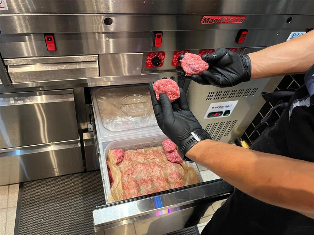 Für ihre Burger setzen die Betreiber auf Bio-Rindfleisch.