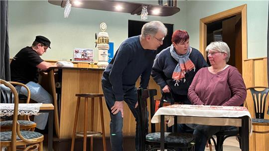 Für ihre neue Komödie haben die Pannkoken eine Kneipe nachgebaut – inklusive Zapfhahn.