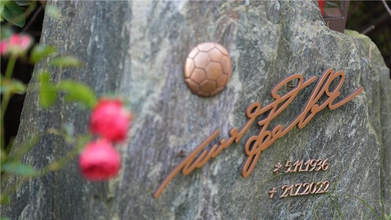 Für immer „Uns Uwe“: der Grabstein von Uwe Seeler auf dem Ohlsdorfer Friedhof in Hamburg.
