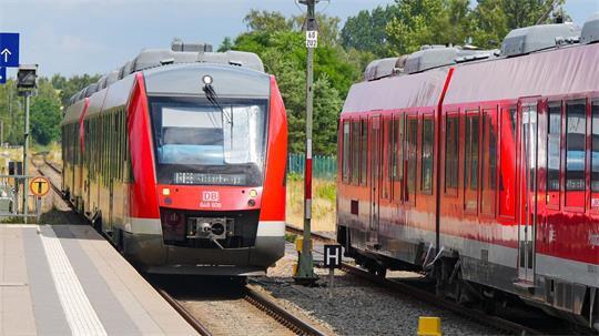 Für jede Zugfahrt fällt in Deutschland eine sogenannte Schienenmaut an. Für den Nahverkehr könnte diese deutlich steigen - eine Klage soll das nun verhindern. (Archivbild)
