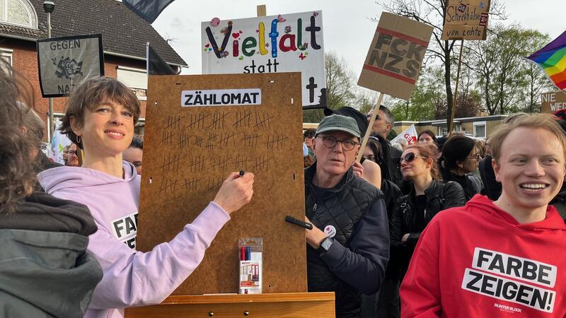 Für jeden Besucher der AfD-Veranstaltung gab es einen Strich auf Zählomat-Tafel des Bunten Blocks Buxtehude.