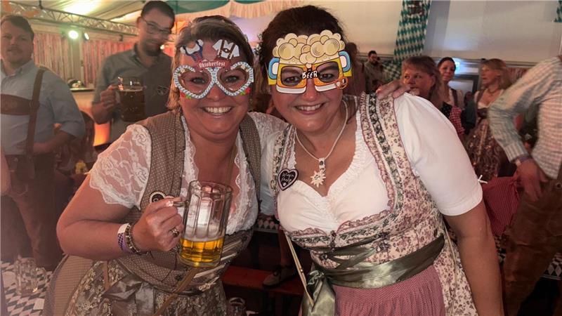 Das Dorf bebt: Revenahe feiert sein Oktoberfest mit Bier und Herzblut Für jeden Spaß zu haben: Die Gäste auf dem Oktoberfest Revenahe.