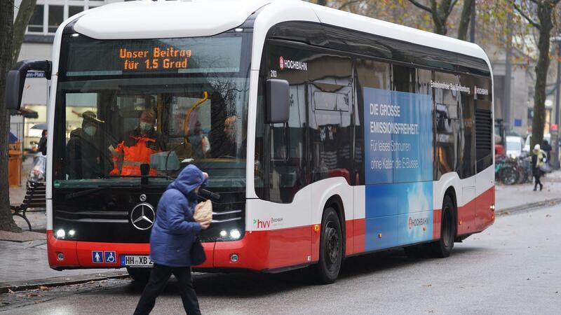 Für jeden ihrer 420 Elektrobusse hat die Hamburger Hochbahn im Schnitt 762.000 Euro gezahlt. (Archivbild)