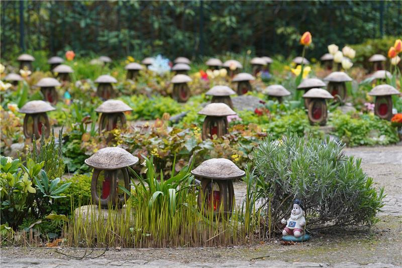 Für jeden verstorbenen jungen Menschen ist  ein Lämpchen mit dem jeweiligen Namen aufgestellt. Foto: Marcus Brandt/dpa