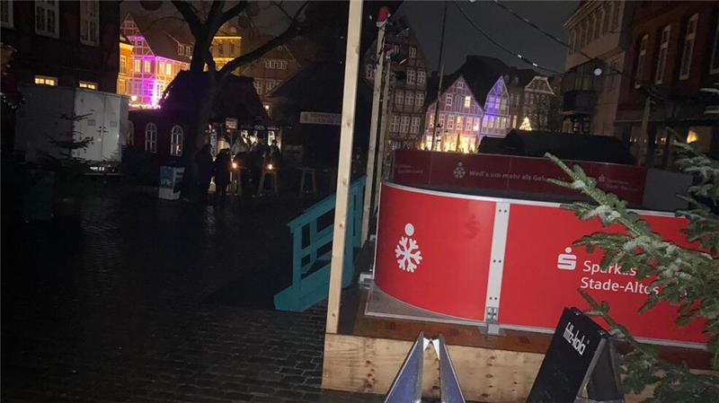 Für mehr als eine Stunde gab es an Teilen des Fischmarkts am Samstagabend keinen Strom mehr. Nur der Handyblitz erleuchtet die Szenerie.