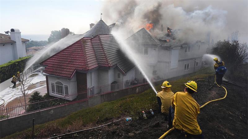 Feuer in Kalifornien zerstört Häuser - Tausende flüchten Für mehrere Gebiete galten Evakuierungsanordnungen.
