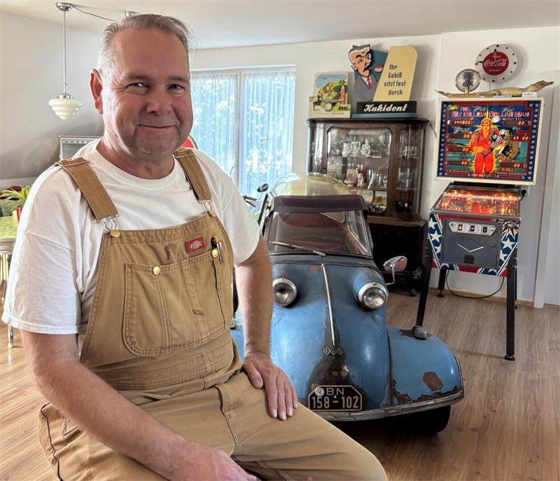 „Für mich ist das ganz normal“, sagt Christian über den Messerschmitt Kabinenroller Baujahr 1956, der mitten in seiner guten Stube parkt.