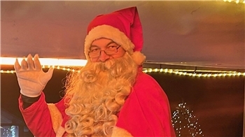 "Für mich steht heute der Endspurt an, morgen verabschiede ich mich wieder aus der Villa. Aber trotz des enormen, kurzfristigen Arbeitsaufkommens - ich freue mich jetzt schon wieder auf meine Rückkehr im nächsten Jahr."Der Weihnachtsmann aus Himmelpforten am Dienstag, 23. Dezember 2025.