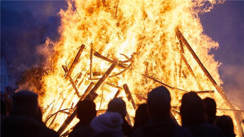 Für private Osterfeuer gibt es strenge rechtliche Vorgaben. (Archivbild)