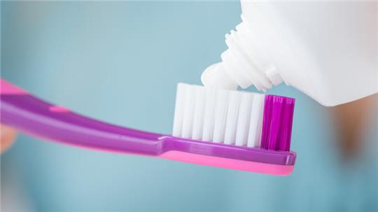 Für schlechte Bewertungen bei sensitiven Zahncremes sorgen problematische Inhaltsstoffe wie Natriumlaurylsulfat oder der Weißmacher Titandioxid.