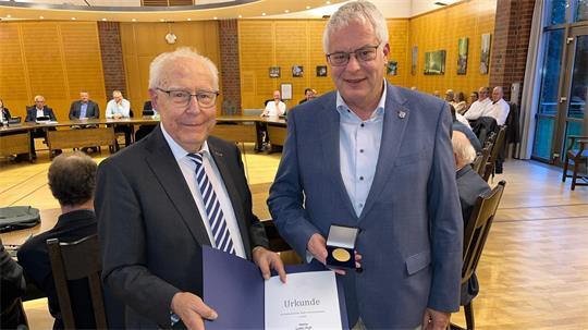 Für sein 30-jähriges Engagement in der Kommunalpolitik wurde Lüder Pott (CDU) von Horst Wartner, Ehrenvorsitzender des NSGB, ausgezeichnet.