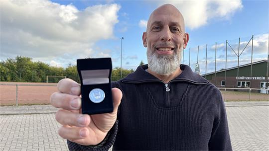 Für sein Engagement beim Altländer Butterkuchenlauf hat die Gemeinde Jork Matthias Franke mit der Ehrennadel ausgezeichnet.