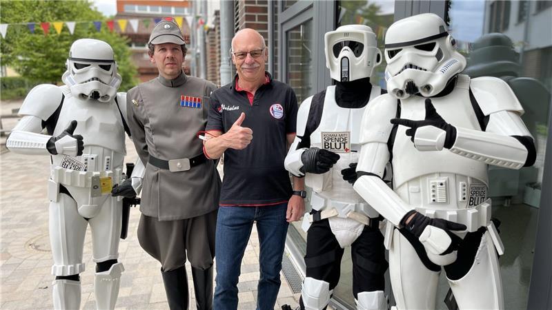 Für seine 110. Blutspende gab es für Hans-Rudolf Pretzel ein besonderes Andenken: ein Foto mit den Mitgliedern der 501st Legion.