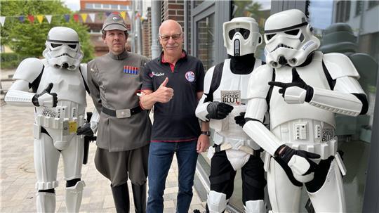 Für seine 110. Blutspende gab es für Hans-Rudolf Pretzel ein besonderes Andenken: ein Foto mit den Mitgliedern der 501st Legion.