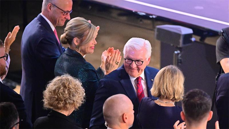 Hunderttausende feiern Einheitsfest in Bremen Für seine Festakt-Rede bekam Bundespräsident Frank-Walter Steinmeier viel Applaus.