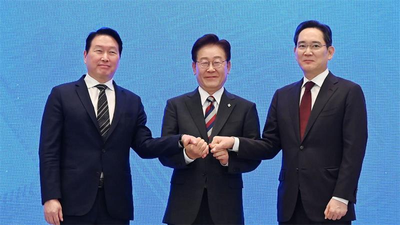 Für seinen Investitionsplan hat Präsident Lee Jae Myung die Vorstände von Samsung Electronics, Lee Jae Yong (r), und SK Hynix, Chey Tae Won, an Bord geholt. 