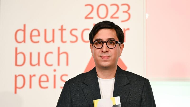 Für seinen Roman „Echtzeitalter“ wird Tonio Schachinger mit dem Deutschen Buchpreis ausgezeichnet.