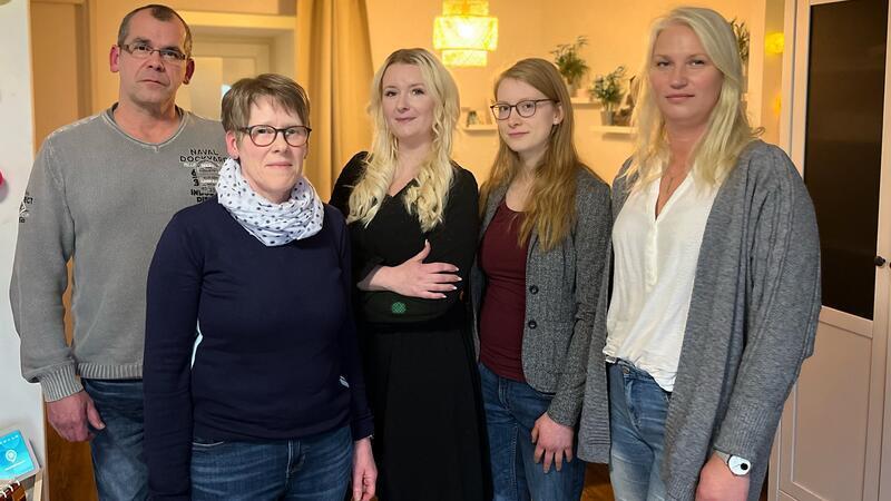 „Plötzlich wird dir der Stöpsel gezogen“: Long Covid im Kreis Stade Für sie ist Covid nicht vorbei: Percy Schmüser, Astrid Eckstein, Nadine Beckmann-Kruse, Ann Christin Kläke und Magdalena Schwenke von der Long-Covid-Selbsthilfegruppe.