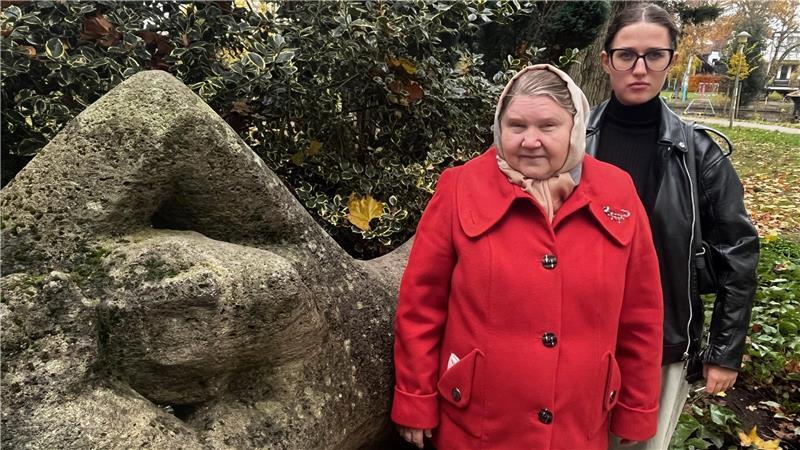 Großmutter und Enkelin zittern in Buxtehude um ihre Liebsten an der Front Für sie ist der Krieg immer gegenwärtig: Valentina Syniachenko und ihre Enkelin Anastasia Kamenkova, hier am Kriegerdenkmal im Buxtehuder Stadtpark.