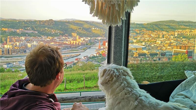 Norddeutsche Auswanderer-Paare zwischen Freud und Leid Für solche Momente sind die Hufers überzeugte „Van-Life“-Liebhaber: Jonas Hufer und Hund „Martini“ schauen in die Abendsonne.Foto: HuferMussten mehrfach eine Wohnung anmieten: Jonas und Dorothee Hufer.Foto: Arnd HartmannDer Van ist Schlaf-, und Arbeitszimmer, Wohnzimmer, Küche, Bad und Fortbewegungsmittel - doch es gibt Grenzen, lernten die Hufers in 2023. Foto: Hufer