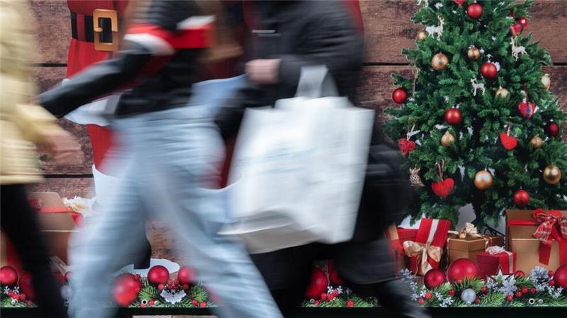 „Anständiger Start“ für viele Händler ins Weihnachtsgeschäft Für viele Einzelhändler gab es laut HDE einen anständigen Start in die heiße Phase des Weihnachtsgeschäfts. (Archivbild)