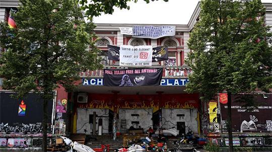 Für viele Linke habe die Rote Flora nur noch eine „verklärte, symbolische Signalwirkung“, meint Hamburgs Verfassungsschutzchef. (Archivbild)