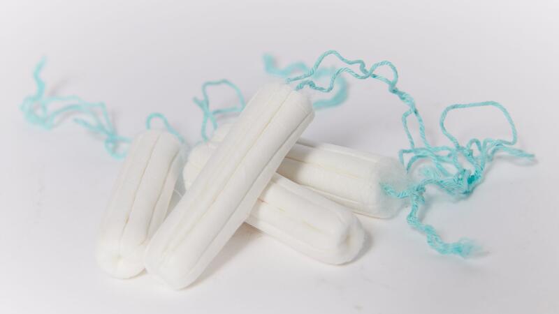 Mehr kostenlose Tampons an Schulen und Universitäten Für viele Mädchen und Frauen sind Periodenartikel laut Fachleuten zu teuer. (Symbolbild)