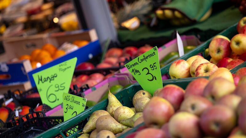Kampf gegen Inflation für viele Menschen wichtiges Thema Für viele Menschen ist der Kampf gegen steigende Verbraucherpreise eine der wichtigsten Aufgaben der Politik in 2024.