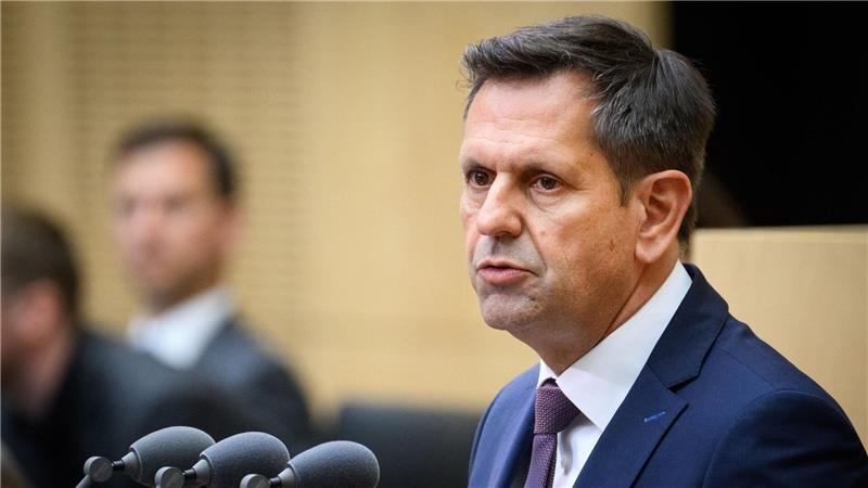 Für viele Menschen sei Teilzeitarbeit die einzige Möglichkeit, überhaupt erwerbstätig zu sein, sagt Ministerpräsident Lies. (Archivbild)