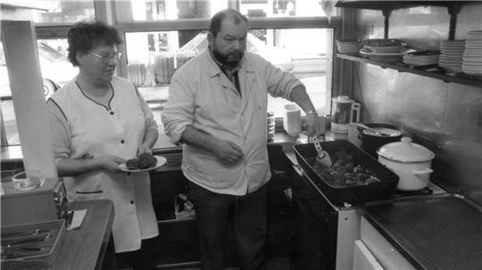 Für viele Nordenhamer ein unvergessenes Bild: Helga und Helmut Wagner in ihrem Imbiss, der Kultstatus erlangte. Der Renner im Sortiment waren die Frikadellen. 