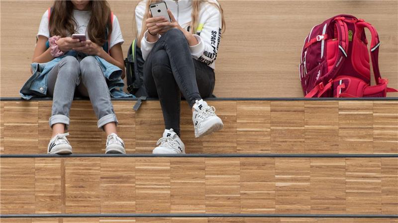 Für viele Schülerinnen und Schüler sind Smartphones aus dem Alltag kaum wegzudenken. (Archivbild)