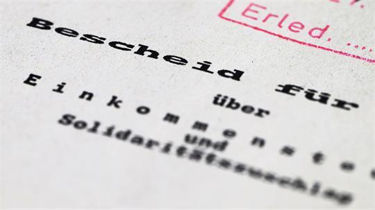 Für viele ein bekannter Anblick: ein Steuerbescheid samt Stempel.