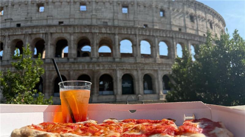 Für viele ist Italien eine Postkartenidylle: Pizza und Aperol, eine Sehenswürdigkeit in Sichtweite. Der Italo-Schlager spielt mit diesen Klischees. (Archivbild)