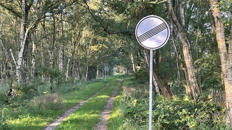 Für wenige Hundert Meter gilt das Tempolimit. Mit dem Schild „Ende aller Streckenverbote“ wird es auf dem Waldweg ordnungsgemäß auch wieder aufgehoben.