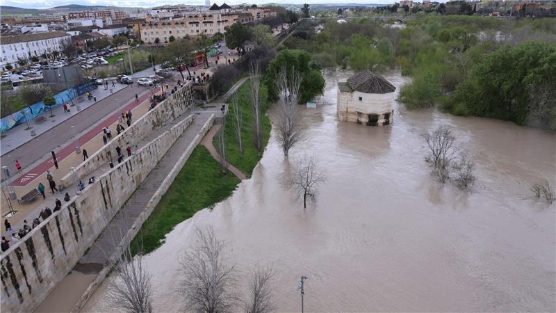Mindestens eine Tote bei Überschwemmungen in Spanien Für zahlreiche Flüsse gilt die höchste Warnstufe, Hunderte Menschen wurden vorsorglich in Sicherheit gebracht.