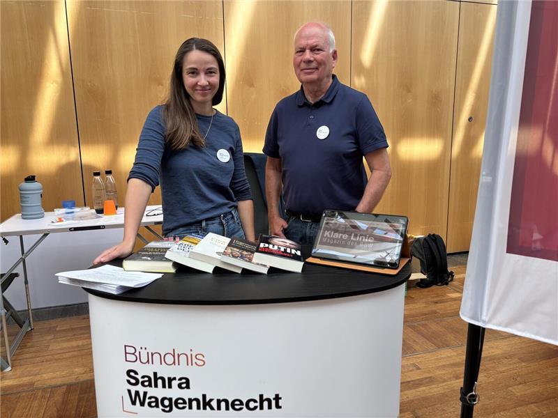 Erstwählerforum im Stadeum: So wollen Parteien Jugendliche erreichen Fürs Bündnis Sahra Wagenknecht kamen Anna Fischer und Ralf Poppe zum Erstwählerforum.
