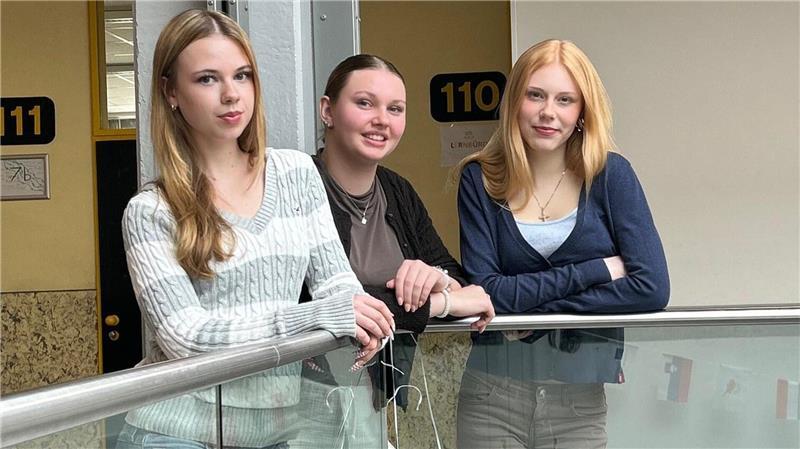 Fürs Demokratie-Projekt der 10 Ga übernahmen (von links) Lara Mühlnickel, Marie Guthahn und Emma Kern die Interviews vor der Kamera. Ihr Fazit: Demokratie beginnt im Kleinen.