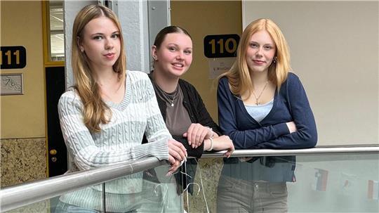 Fürs Demokratie-Projekt der 10 Ga übernahmen (von links) Lara Mühlnickel, Marie Guthahn und Emma Kern die Interviews vor der Kamera. Ihr Fazit: Demokratie beginnt im Kleinen.