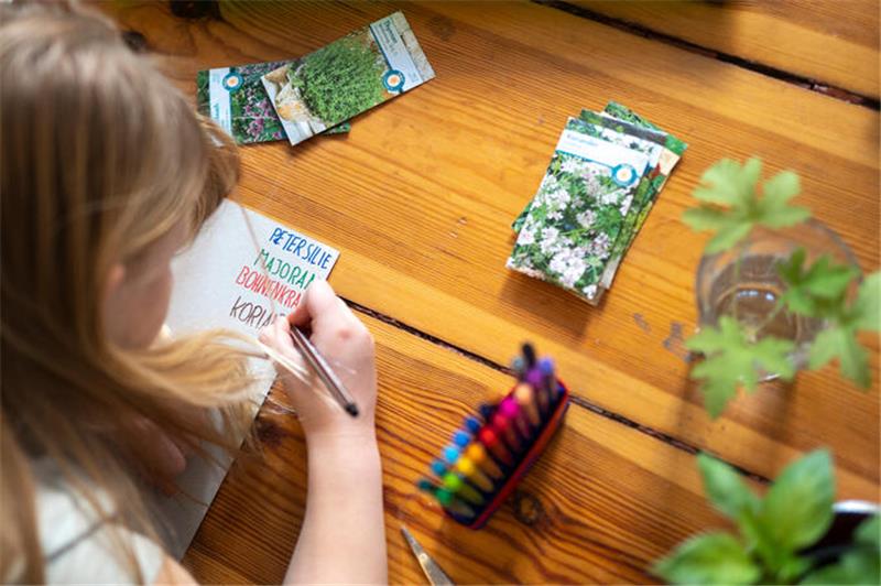 Kinder rein, Schädlinge raus: Garten-Tipps von Judith Rakers Fürs Gärtnern braucht es keine große Fläche. Starten können Kinder auch auf der Fensterbank.