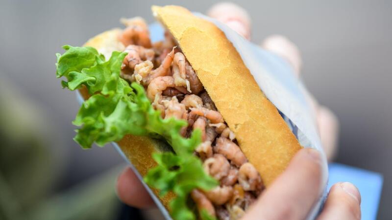 Fürs Krabbenbrötchen müssen Liebhaber des Snacks derzeit tiefer in die Tasche greifen. Bei den Händlern an der Niedersachsenstraße in Cuxhaven kosten sie derzeit um die 8,50 Euro.