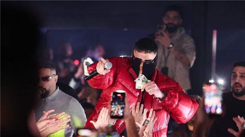 Fürs Publikum gab es Euroscheine statt Botschaften des Rappers.