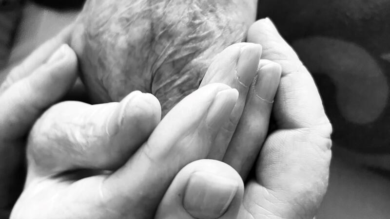 Abschied von dementem Vater - Oldendorfer Familie fühlt sich alleingelassen Fürsorglich hält Emma Schmidt die Hände ihres Vaters in ihren. Er verstarb zu Hause im Kreis seiner Familie.
