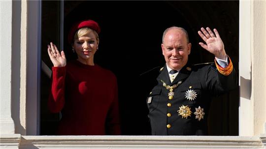 Fürst Albert II. (r) von Monaco und Fürstin Charlène am Nationalfeiertag 2023 in Monaco.
