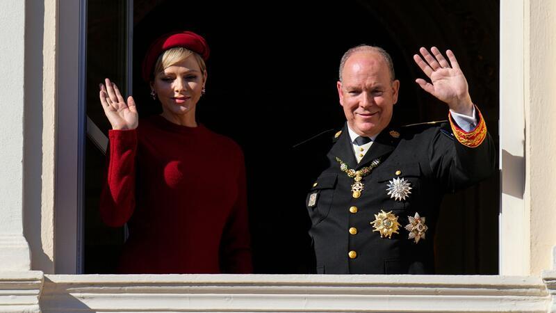 Fürst Albert II. (r) von Monaco und Fürstin Charlene (l) stehen am Balkon des Palastes von Monaco.