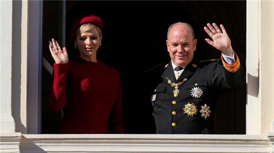 Fürst Albert II. (r) von Monaco und Fürstin Charlene (l) stehen am Balkon des Palastes von Monaco.