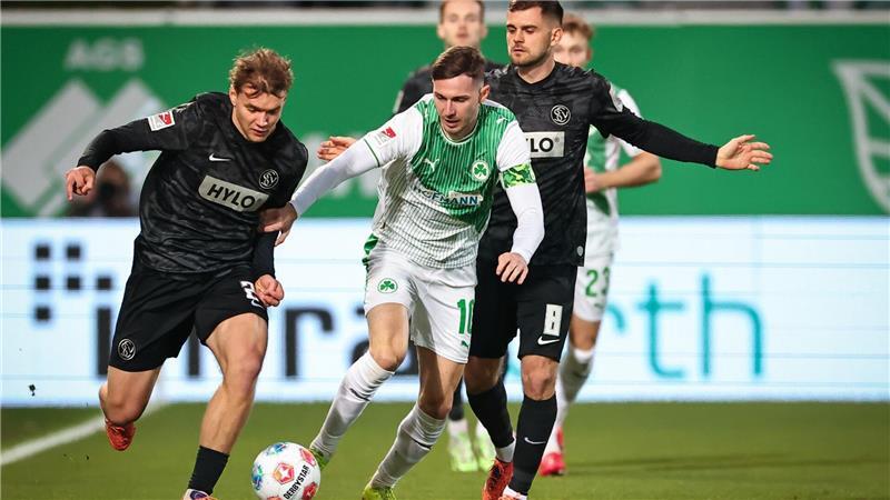 Fürth-Kapitän Branimir Hrgota (M) kehrte nach einem Infekt zurück ins Team.