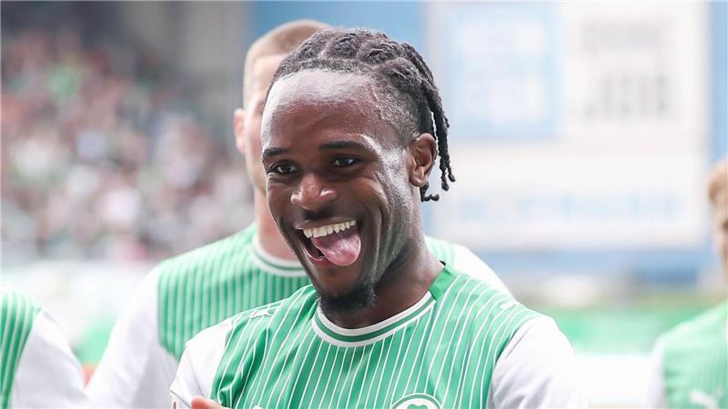 Fürth-Stürmer Noel Futkeu jubelt nach einer Gala-Vorstellung gegen Darmstadt.