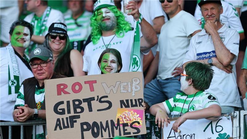 Dank Futkeu und Hrgota: Fürth wendet gegen Essen Absturz ab Fürther Fans erlauben sich einen Witz auf Kosten der Gäste.