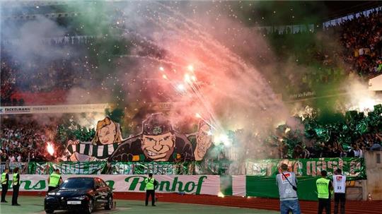 Fürther Fans sorgten in Nürnberg für eine Unterbrechung.